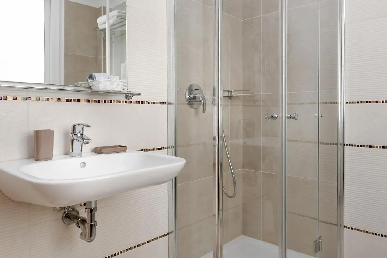 Hotel Rondinella E Viola 리미니 3*,