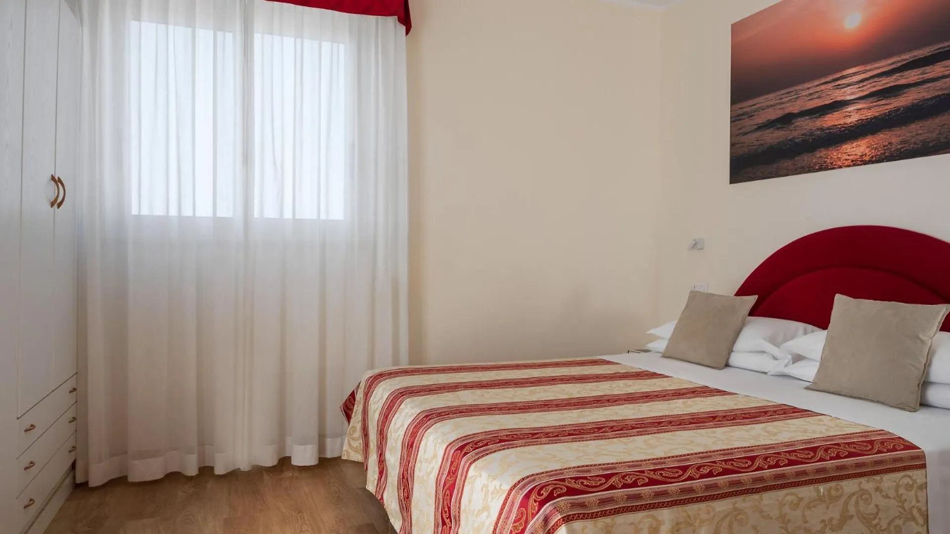 Hotel Rondinella e Viola Rimini 3*,  Italia